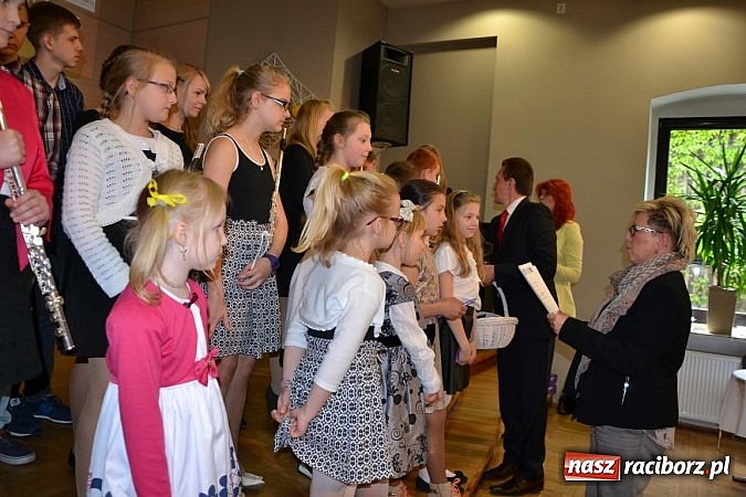 Zdjęcie w galerii na portalu naszraciborz.pl: Młode talenty na scenie w Tworkowie wiadomości z regionu