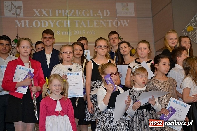 Zdjęcie w galerii na portalu naszraciborz.pl: Młode talenty na scenie w Tworkowie wiadomości z regionu