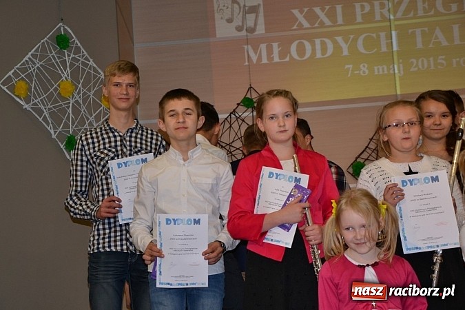 Zdjęcie w galerii na portalu naszraciborz.pl: Młode talenty na scenie w Tworkowie wiadomości z regionu