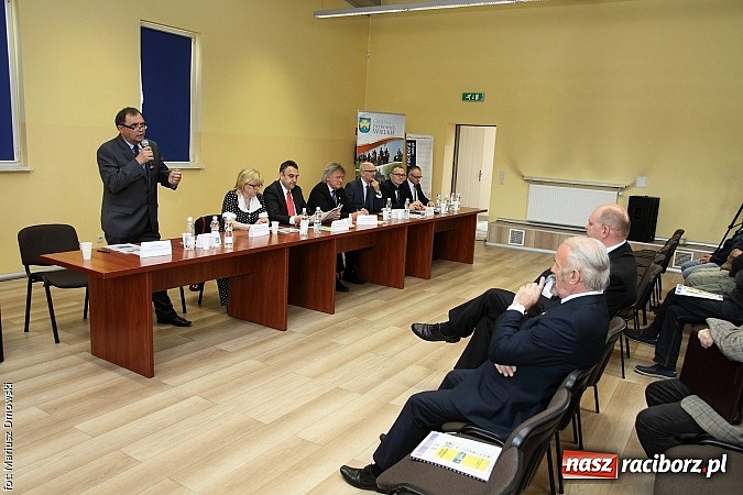 Zdjęcie w galerii na portalu naszraciborz.pl: Jak światło słoneczne przerabiać na prąd, czyli konferencja w Pietrowicach i otwarcie wystawy wiadomości z regionu