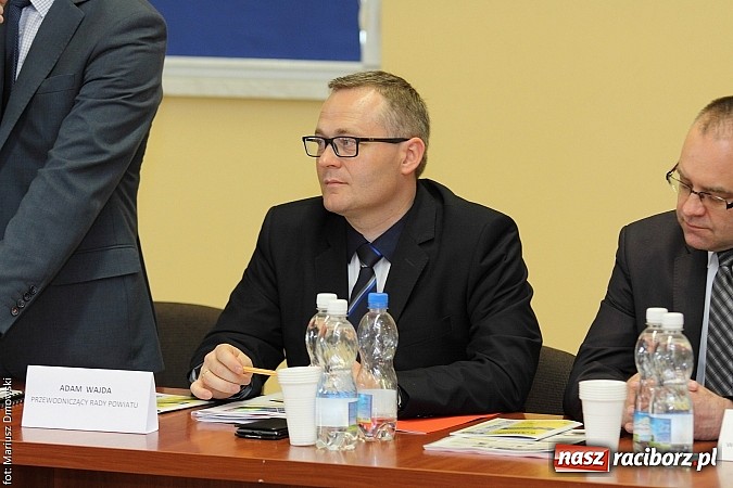 Zdjęcie w galerii na portalu naszraciborz.pl: Jak światło słoneczne przerabiać na prąd, czyli konferencja w Pietrowicach i otwarcie wystawy wiadomości z regionu