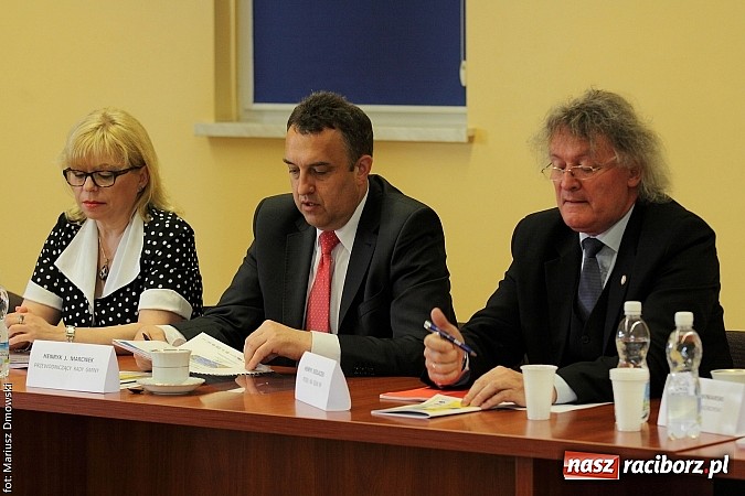 Zdjęcie w galerii na portalu naszraciborz.pl: Jak światło słoneczne przerabiać na prąd, czyli konferencja w Pietrowicach i otwarcie wystawy wiadomości z regionu