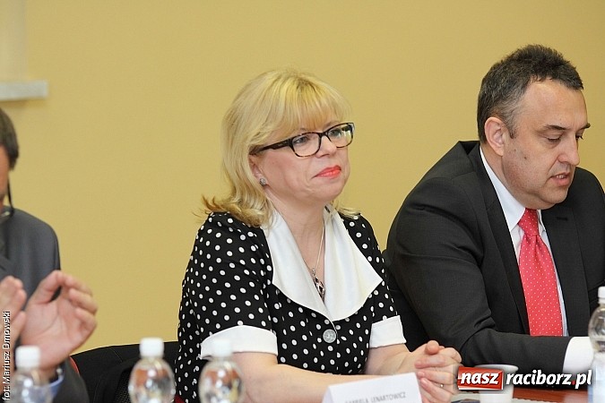 Zdjęcie w galerii na portalu naszraciborz.pl: Jak światło słoneczne przerabiać na prąd, czyli konferencja w Pietrowicach i otwarcie wystawy wiadomości z regionu