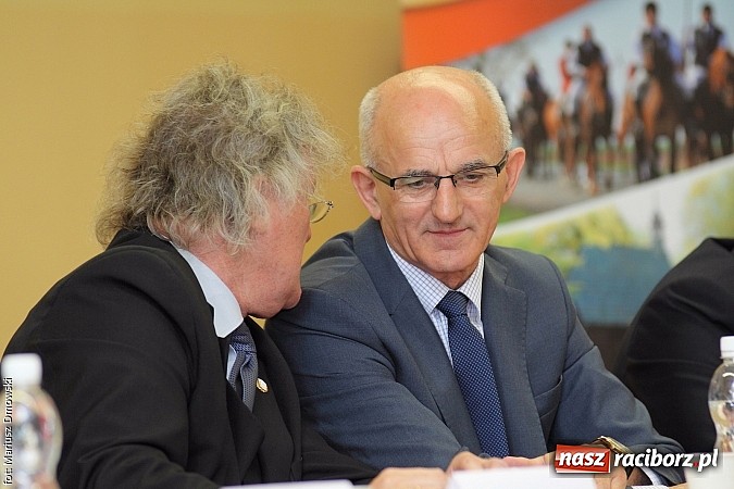 Zdjęcie w galerii na portalu naszraciborz.pl: Jak światło słoneczne przerabiać na prąd, czyli konferencja w Pietrowicach i otwarcie wystawy wiadomości z regionu