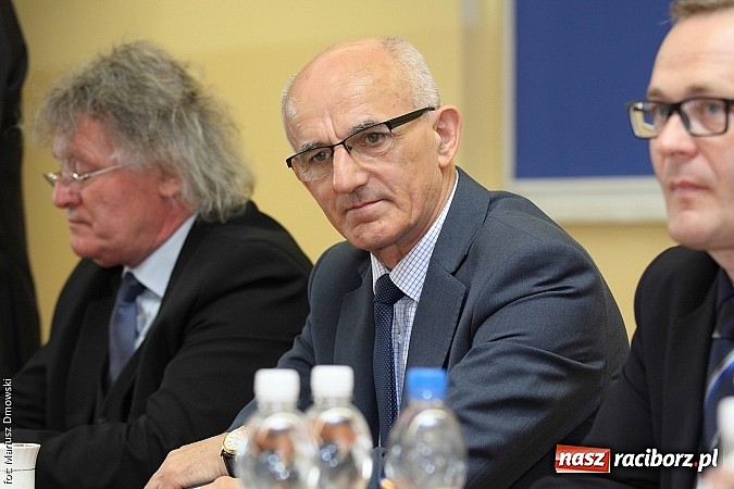 Zdjęcie w galerii na portalu naszraciborz.pl: Jak światło słoneczne przerabiać na prąd, czyli konferencja w Pietrowicach i otwarcie wystawy wiadomości z regionu