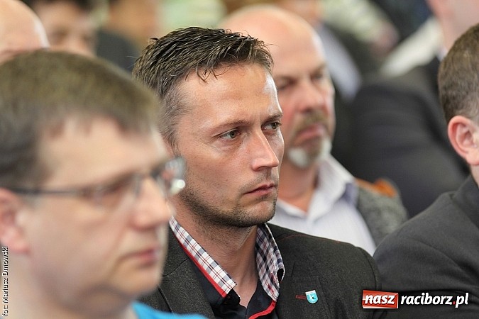 Zdjęcie w galerii na portalu naszraciborz.pl: Jak światło słoneczne przerabiać na prąd, czyli konferencja w Pietrowicach i otwarcie wystawy wiadomości z regionu