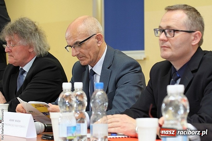 Zdjęcie w galerii na portalu naszraciborz.pl: Jak światło słoneczne przerabiać na prąd, czyli konferencja w Pietrowicach i otwarcie wystawy wiadomości z regionu