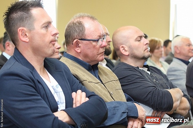 Zdjęcie w galerii na portalu naszraciborz.pl: Jak światło słoneczne przerabiać na prąd, czyli konferencja w Pietrowicach i otwarcie wystawy wiadomości z regionu