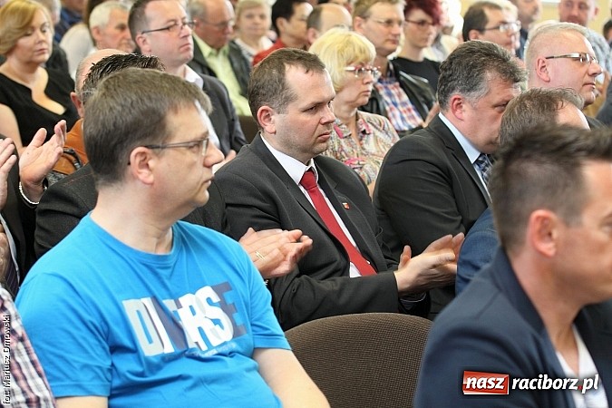 Zdjęcie w galerii na portalu naszraciborz.pl: Jak światło słoneczne przerabiać na prąd, czyli konferencja w Pietrowicach i otwarcie wystawy wiadomości z regionu