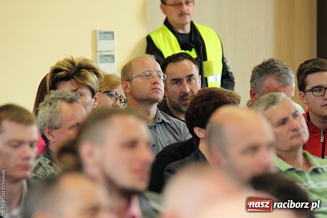 Zdjęcie w galerii na portalu naszraciborz.pl: Jak światło słoneczne przerabiać na prąd, czyli konferencja w Pietrowicach i otwarcie wystawy wiadomości z regionu