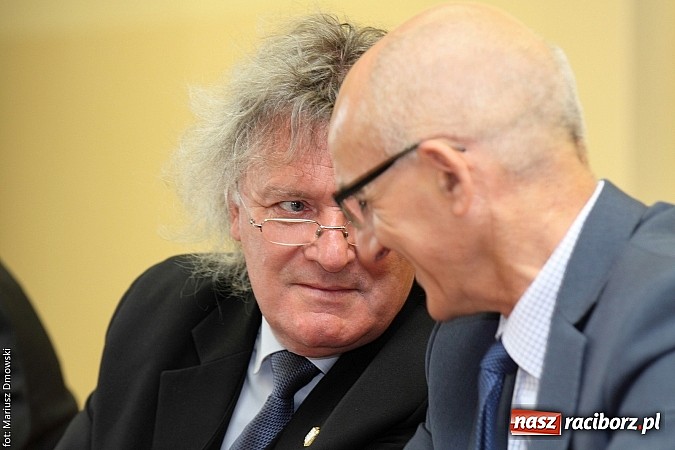 Zdjęcie w galerii na portalu naszraciborz.pl: Jak światło słoneczne przerabiać na prąd, czyli konferencja w Pietrowicach i otwarcie wystawy wiadomości z regionu