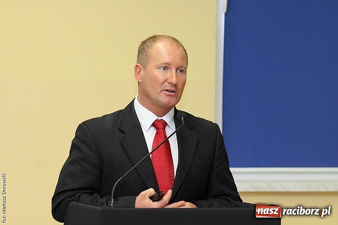 Zdjęcie w galerii na portalu naszraciborz.pl: Jak światło słoneczne przerabiać na prąd, czyli konferencja w Pietrowicach i otwarcie wystawy wiadomości z regionu