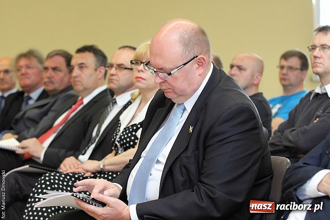 Zdjęcie w galerii na portalu naszraciborz.pl: Jak światło słoneczne przerabiać na prąd, czyli konferencja w Pietrowicach i otwarcie wystawy wiadomości z regionu