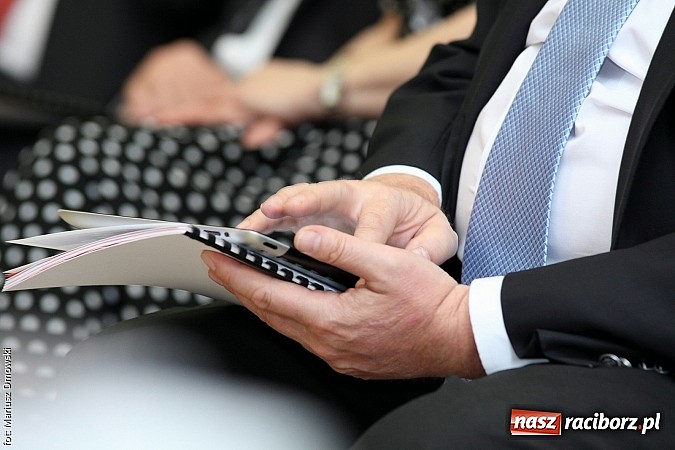 Zdjęcie w galerii na portalu naszraciborz.pl: Jak światło słoneczne przerabiać na prąd, czyli konferencja w Pietrowicach i otwarcie wystawy wiadomości z regionu