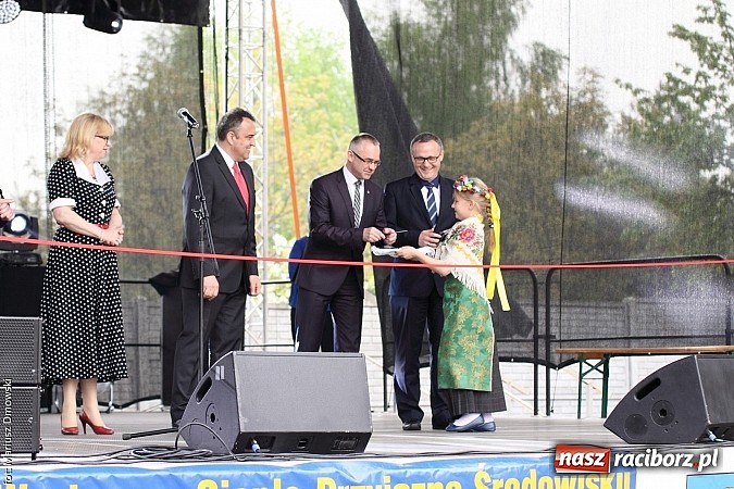 Zdjęcie w galerii na portalu naszraciborz.pl: Jak światło słoneczne przerabiać na prąd, czyli konferencja w Pietrowicach i otwarcie wystawy wiadomości z regionu