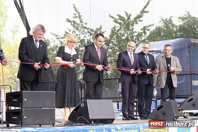 Zdjęcie w galerii na portalu naszraciborz.pl: Jak światło słoneczne przerabiać na prąd, czyli konferencja w Pietrowicach i otwarcie wystawy wiadomości z regionu