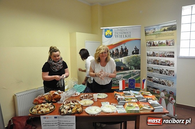 Zdjęcie w galerii na portalu naszraciborz.pl: Ruszyła 15. pietrowicka Eko-Wystawa. Warto odwiedzić stoiska. Bogaty program artystyczny wiadomości z regionu