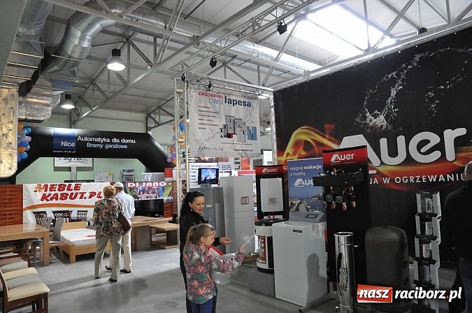 Zdjęcie w galerii na portalu naszraciborz.pl: Ruszyła 15. pietrowicka Eko-Wystawa. Warto odwiedzić stoiska. Bogaty program artystyczny wiadomości z regionu