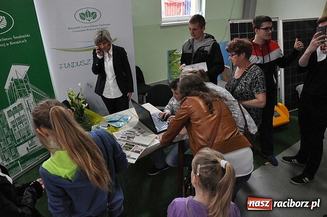 Zdjęcie w galerii na portalu naszraciborz.pl: Ruszyła 15. pietrowicka Eko-Wystawa. Warto odwiedzić stoiska. Bogaty program artystyczny wiadomości z regionu