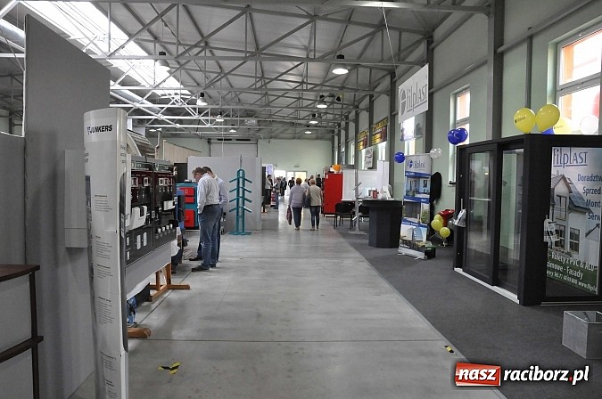 Zdjęcie w galerii na portalu naszraciborz.pl: Ruszyła 15. pietrowicka Eko-Wystawa. Warto odwiedzić stoiska. Bogaty program artystyczny wiadomości z regionu