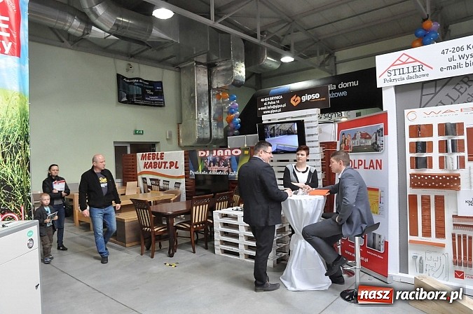 Zdjęcie w galerii na portalu naszraciborz.pl: Ruszyła 15. pietrowicka Eko-Wystawa. Warto odwiedzić stoiska. Bogaty program artystyczny wiadomości z regionu