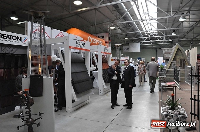 Zdjęcie w galerii na portalu naszraciborz.pl: Ruszyła 15. pietrowicka Eko-Wystawa. Warto odwiedzić stoiska. Bogaty program artystyczny wiadomości z regionu