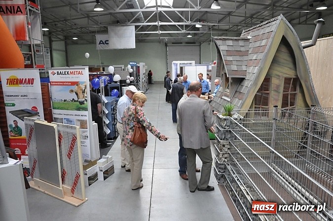Zdjęcie w galerii na portalu naszraciborz.pl: Ruszyła 15. pietrowicka Eko-Wystawa. Warto odwiedzić stoiska. Bogaty program artystyczny wiadomości z regionu