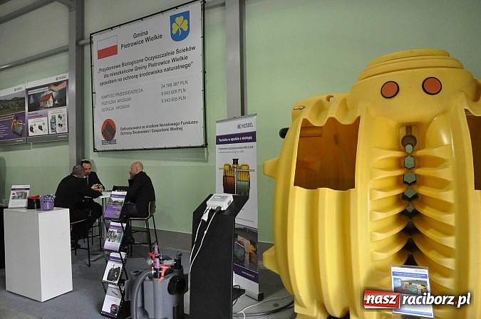 Zdjęcie w galerii na portalu naszraciborz.pl: Ruszyła 15. pietrowicka Eko-Wystawa. Warto odwiedzić stoiska. Bogaty program artystyczny wiadomości z regionu