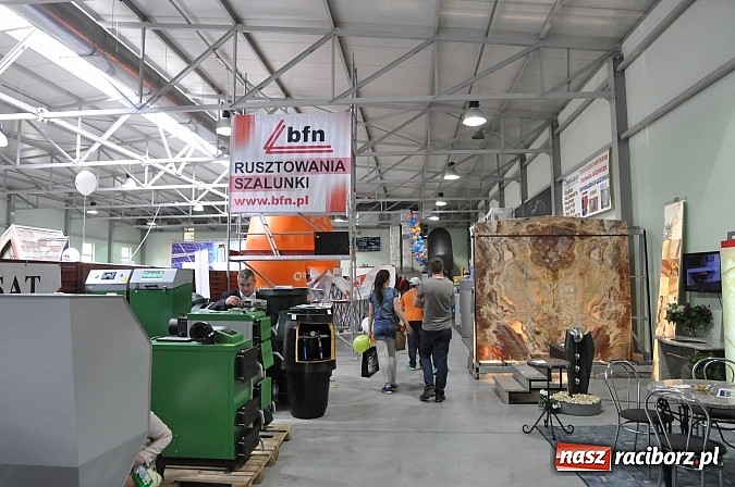 Zdjęcie w galerii na portalu naszraciborz.pl: Ruszyła 15. pietrowicka Eko-Wystawa. Warto odwiedzić stoiska. Bogaty program artystyczny wiadomości z regionu