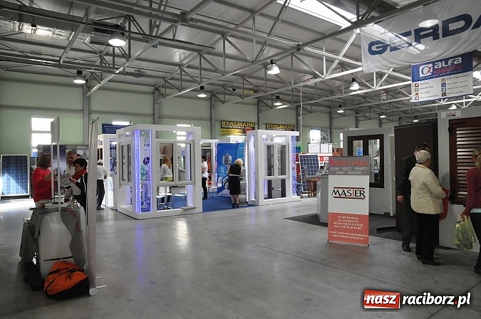 Zdjęcie w galerii na portalu naszraciborz.pl: Ruszyła 15. pietrowicka Eko-Wystawa. Warto odwiedzić stoiska. Bogaty program artystyczny wiadomości z regionu