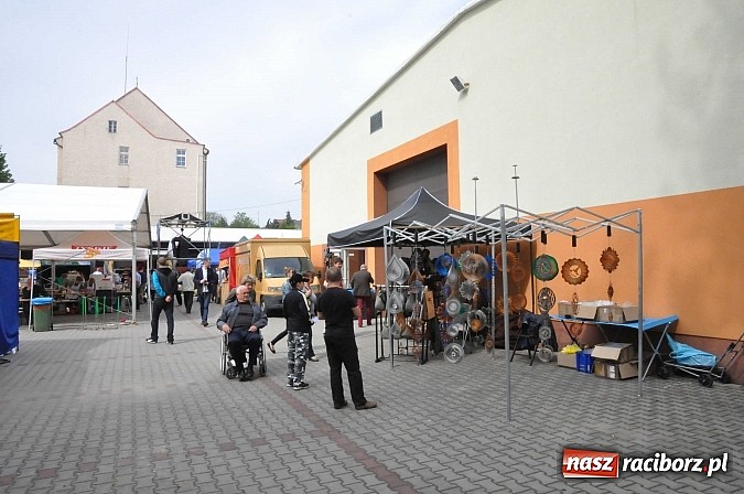 Zdjęcie w galerii na portalu naszraciborz.pl: Ruszyła 15. pietrowicka Eko-Wystawa. Warto odwiedzić stoiska. Bogaty program artystyczny wiadomości z regionu