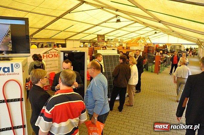 Zdjęcie w galerii na portalu naszraciborz.pl: Ruszyła 15. pietrowicka Eko-Wystawa. Warto odwiedzić stoiska. Bogaty program artystyczny wiadomości z regionu