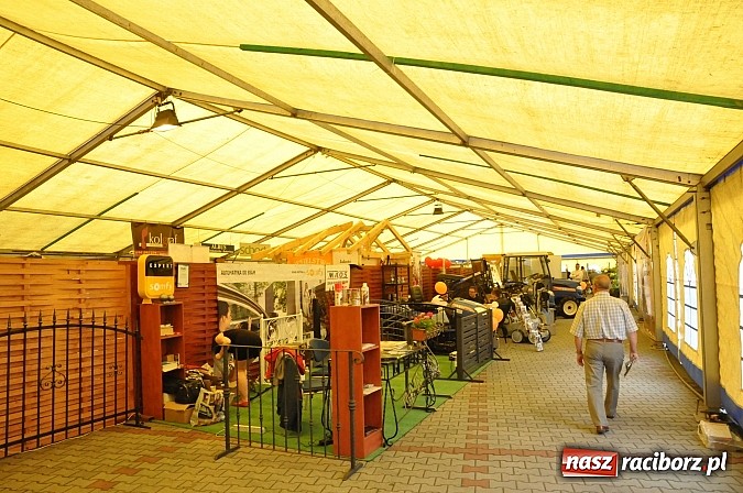 Zdjęcie w galerii na portalu naszraciborz.pl: Ruszyła 15. pietrowicka Eko-Wystawa. Warto odwiedzić stoiska. Bogaty program artystyczny wiadomości z regionu