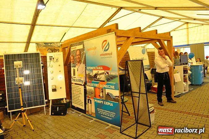 Zdjęcie w galerii na portalu naszraciborz.pl: Ruszyła 15. pietrowicka Eko-Wystawa. Warto odwiedzić stoiska. Bogaty program artystyczny wiadomości z regionu