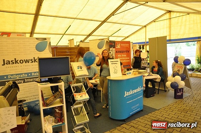 Zdjęcie w galerii na portalu naszraciborz.pl: Ruszyła 15. pietrowicka Eko-Wystawa. Warto odwiedzić stoiska. Bogaty program artystyczny wiadomości z regionu