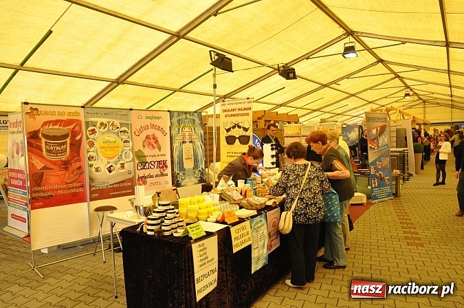 Zdjęcie w galerii na portalu naszraciborz.pl: Ruszyła 15. pietrowicka Eko-Wystawa. Warto odwiedzić stoiska. Bogaty program artystyczny wiadomości z regionu