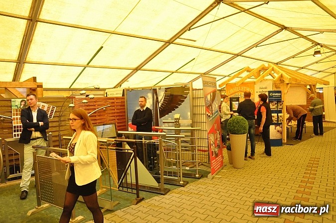 Zdjęcie w galerii na portalu naszraciborz.pl: Ruszyła 15. pietrowicka Eko-Wystawa. Warto odwiedzić stoiska. Bogaty program artystyczny wiadomości z regionu