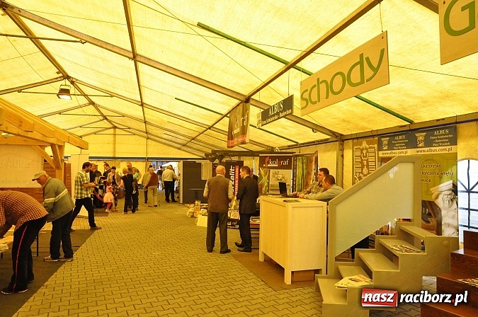 Zdjęcie w galerii na portalu naszraciborz.pl: Ruszyła 15. pietrowicka Eko-Wystawa. Warto odwiedzić stoiska. Bogaty program artystyczny wiadomości z regionu