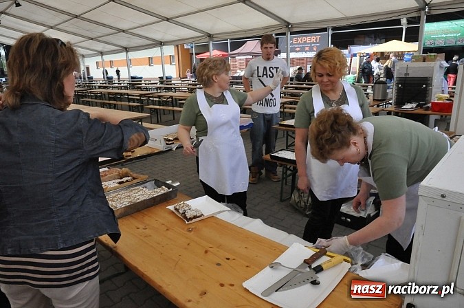 Zdjęcie w galerii na portalu naszraciborz.pl: Ruszyła 15. pietrowicka Eko-Wystawa. Warto odwiedzić stoiska. Bogaty program artystyczny wiadomości z regionu