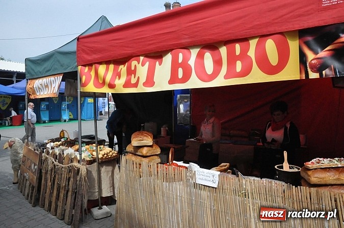 Zdjęcie w galerii na portalu naszraciborz.pl: Ruszyła 15. pietrowicka Eko-Wystawa. Warto odwiedzić stoiska. Bogaty program artystyczny wiadomości z regionu