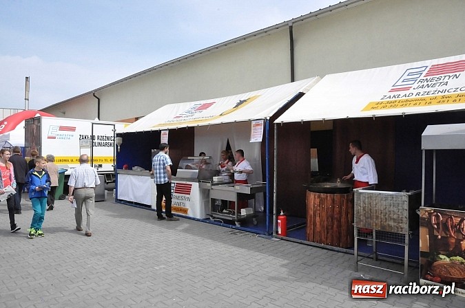 Zdjęcie w galerii na portalu naszraciborz.pl: Ruszyła 15. pietrowicka Eko-Wystawa. Warto odwiedzić stoiska. Bogaty program artystyczny wiadomości z regionu