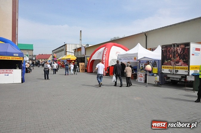Zdjęcie w galerii na portalu naszraciborz.pl: Ruszyła 15. pietrowicka Eko-Wystawa. Warto odwiedzić stoiska. Bogaty program artystyczny wiadomości z regionu