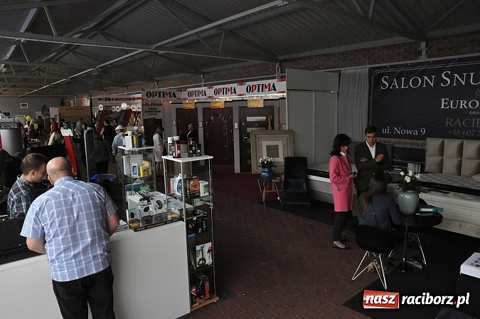 Zdjęcie w galerii na portalu naszraciborz.pl: Ruszyła 15. pietrowicka Eko-Wystawa. Warto odwiedzić stoiska. Bogaty program artystyczny wiadomości z regionu