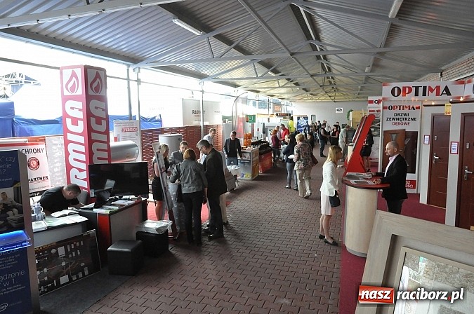 Zdjęcie w galerii na portalu naszraciborz.pl: Ruszyła 15. pietrowicka Eko-Wystawa. Warto odwiedzić stoiska. Bogaty program artystyczny wiadomości z regionu