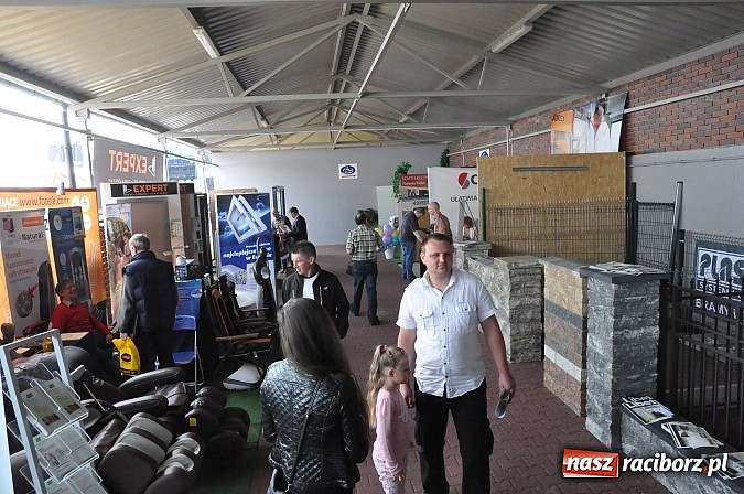 Zdjęcie w galerii na portalu naszraciborz.pl: Ruszyła 15. pietrowicka Eko-Wystawa. Warto odwiedzić stoiska. Bogaty program artystyczny wiadomości z regionu