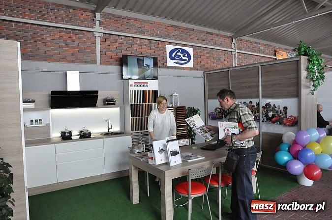 Zdjęcie w galerii na portalu naszraciborz.pl: Ruszyła 15. pietrowicka Eko-Wystawa. Warto odwiedzić stoiska. Bogaty program artystyczny wiadomości z regionu