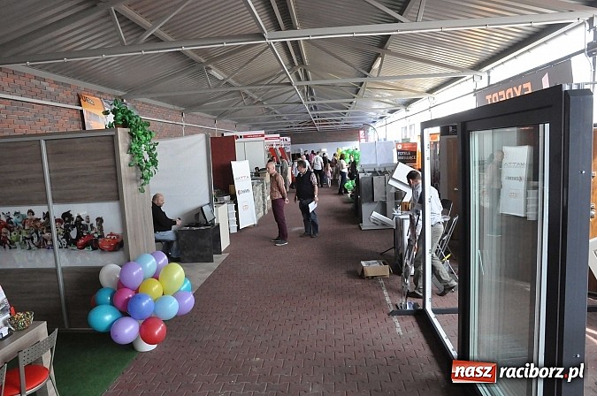 Zdjęcie w galerii na portalu naszraciborz.pl: Ruszyła 15. pietrowicka Eko-Wystawa. Warto odwiedzić stoiska. Bogaty program artystyczny wiadomości z regionu