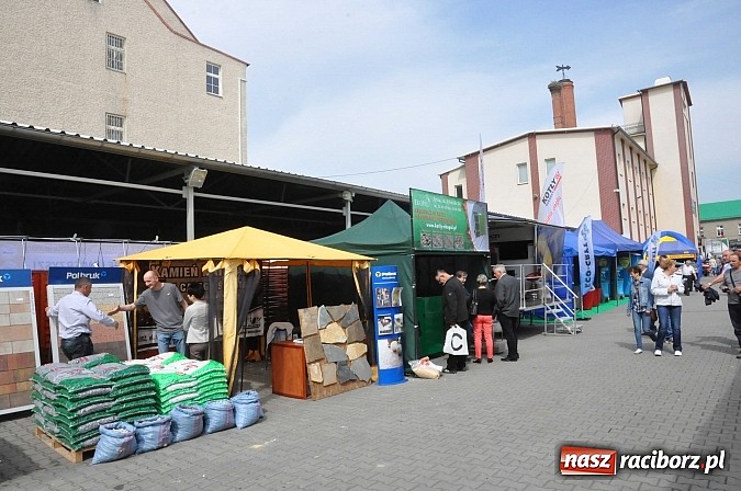 Zdjęcie w galerii na portalu naszraciborz.pl: Ruszyła 15. pietrowicka Eko-Wystawa. Warto odwiedzić stoiska. Bogaty program artystyczny wiadomości z regionu