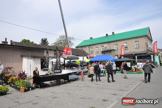 Zdjęcie w galerii na portalu naszraciborz.pl: Ruszyła 15. pietrowicka Eko-Wystawa. Warto odwiedzić stoiska. Bogaty program artystyczny wiadomości z regionu