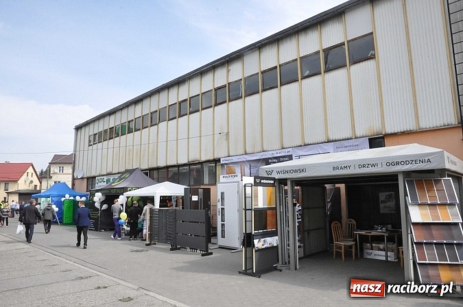 Zdjęcie w galerii na portalu naszraciborz.pl: Ruszyła 15. pietrowicka Eko-Wystawa. Warto odwiedzić stoiska. Bogaty program artystyczny wiadomości z regionu